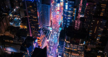 New York Şehir Mimarisi Helikopter Gece Turu. Times Meydanı 'nda turist gruplarının Manhattan Gece Yaşamının tadını çıkarmasıyla aydınlandı.
