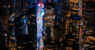 Geceleri New York Beton Ormanı. Manhattan 'daki bir helikopter turundan havadan çekilmiş. Modern Gökdelen ile Sahneler Kalabalıktaki Görünümü Engelliyor