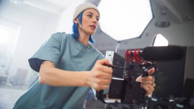 Odaklanmış Kafkas Kadın Videocu Mavi Saçlı Bir Kapalı Film Çekimi sırasında Kamerasını Ayarlıyor Modern Film Yapımcılığının Özünü Çekiyor