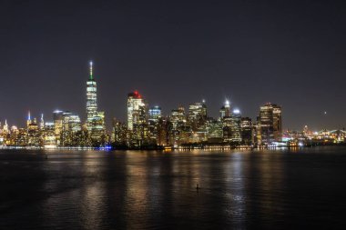 Gece vakti New York Şehir Mimarisi Helikopter Turu. Midtown Manhattan Ofis Binaları ve Gökdelenler. Işıklı Hava Kentsel Manzarası