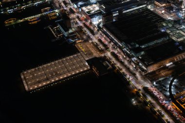 New York 'taki rıhtımın havadan görüntüsü. New York Limanı 'nın yanındaki bir otobanın helikopter görüntüsü. Büyük Şehrin Çevresinde Trafiğin Olduğu Panoramik Görünüm