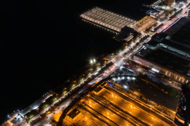 Endüstriyel rıhtımlı hava manzarası ve trenli tren istasyonu. Helicopter 'dan bir panorama, Endüstriyel Binalar, Liman