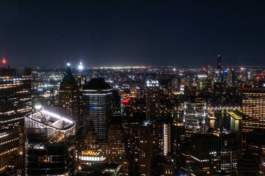 New York Şehri Havacılık Gecesi Şaşılacak Manhattan Simgeleri, Gökdelenler ve Konut Binaları. Geniş Açı Panoramik Helikopter Görünümü