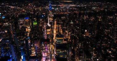 Manhattan Mimarisi 'nin Gece Hava Görüntüsü. Bir helikopterden Mali İşler Bölgesi Akşam Fotoğrafı. Tarihi Ofis Kulelerinin Sahnesi