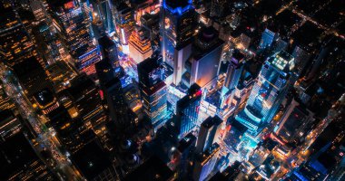 New York Şehir Mimarisi Helikopter Gece Turu. Parlayan Times Meydanı 'nda turist grupları Manhattan Gece Yaşamının tadını çıkarıyor ve