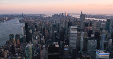 Helikopter New York çevresinde turist turu. Manhattan Gökdelenleri 'nin üzerinde, Hudson Nehri' nin üzerinde, Resimli Günbatımı Manzaralı Hava Manzarası