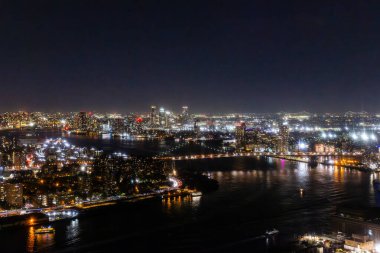 Gece vakti New York Şehir Mimarisi Helikopter Turu. Midtown Manhattan Ofis Binaları ve Gökdelenler. Hava Kentsel Peyzaj Işıklı