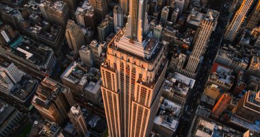 Empire State Binası 'nın Günbatımı Hava Görüntüsü ve Üst Güverte Turist Gözlemevi. New York City İş Merkezi, yukarıdan. Bir helikopterin fotoğrafı.