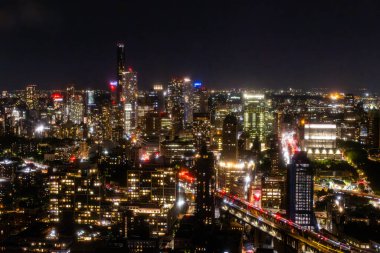 Gece vakti New York Şehir Mimarisi Helikopter Turu. Midtown Manhattan Ofis Binaları ve Gökdelenler. Hava Kentsel Peyzaj Işıklı