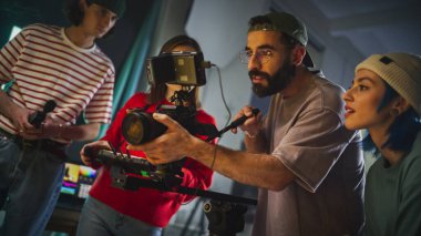 Dinamik Genç Takım, Kamera Ekibi ile çeşitli sinematografların yer aldığı ve Zorlayıcı Oluşturma Üzerine Odaklanan Bir Film Seti Üzerine Video Yapımına Başladı