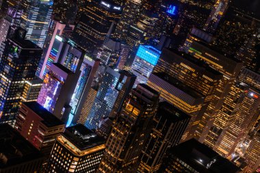 New York Şehri Havacılık Gecesi Şaşılacak Manhattan Simgeleri, Gökdelenler ve Konut Binaları. Helikopter Şehir Görüş Alanı