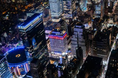 Gece vakti New York Şehir Mimarisi Helikopter Turu. Manhattan şehir merkezindeki ofis binaları ve gökdelenler üzerinden Madison Square Garden 'a doğru uçuyor.