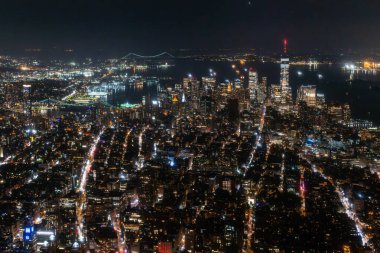 Gece vakti New York Şehir Mimarisi Helikopter Turu. Manhattan şehir merkezindeki ofis binaları ve gökdelenler üzerinde uçarak. Hava Kentsel Manzarası
