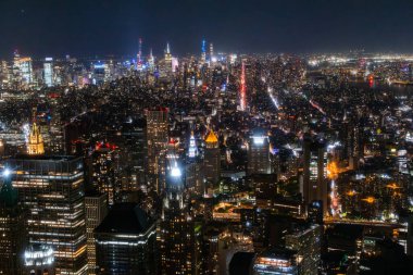 New York City gökdelenli Gece Havası Fotoğrafı ve Ofis Odalarında Işıklar. Manhattan 'ın Helikopter Görüntüsü Yakalayıcı Panoraması