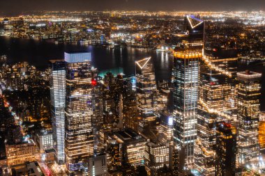 New York Şehri Havacılık Gecesi Şaşılacak Manhattan Simgeleri, Gökdelenler ve Konut Binaları. Geniş Açı Panoramik Helikopter Görünümü