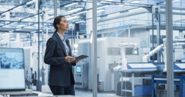 Tablet Bilgisayarla Yürüyen Düşünceli Asyalı Mühendis Robot Elleriyle Otomatik Elektronik Toplama Hattı 'ndaki Koşulları İzliyor