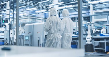 Steril Modern Fabrika: Bitki Giderken Sohbet Eden Profesyoneller. Tıbbi Elektronik Üretim Laboratuvarı