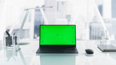 Mock Up Green Screen ve Chromakey Explay with Motion Tracackers Standing on a Modern Business Office Desk ile dizüstü bilgisayar. Tablo Boşluğu