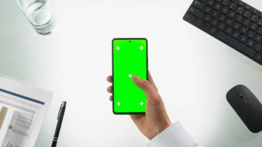 Mock Up Green Screen Chromakey Ekran Kromakey Ekranı ile Motion Tracker Placeholders ile akıllı telefon kullanan isimsiz kişi. Yönetici Çevrimiçi Tarayıcı, Silip Geçirme