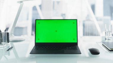 Mock Up Green Screen ve Chromakey Explay with Motion Tracackers Standing with a Modern Office Desk. Fare ile Tablo Boşluğu