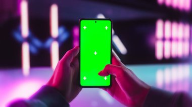 Yeşil Ekran Kromakey Mock Up Ekranı ile akıllı telefondaki uygulamalar arasında geleceğe dönük bir Neon Odası 'nda POV Kişi Kaydırma. İzole edilmiş Resim Şablonu