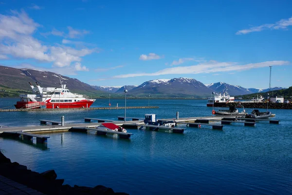 Großes Rotes Schiff Liegt Hafen Von Akureyri Island Mit Bergen Stockbild