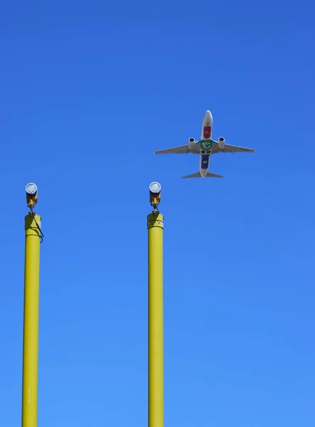 Севилья Испания 05012023 Боинг 737 Трансавия Компания Взлетает Над Маяками — стоковое фото