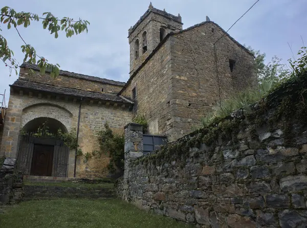 ロマネスク様式の教会はスペイン ヘッスカ アシン ブロトにあります オールドストーンビル — ストック写真