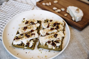 Cevizli ve peynirli fıstıklı waffle.