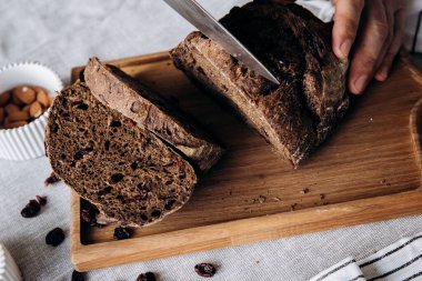 Kuru üzümlü ve yaban mersinli dilimlenmiş çavdar ekmeği. Çiftlik üretimi konsepti, kafe