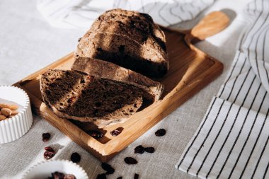 Kuru üzümlü ve yaban mersinli dilimlenmiş çavdar ekmeği. Çiftlik üretimi konsepti, kafe