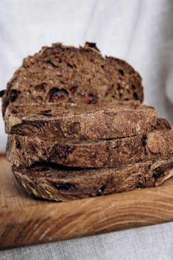 Kuru üzümlü ve yaban mersinli dilimlenmiş çavdar ekmeği. Çiftlik üretimi konsepti, kafe