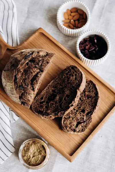 Kuru üzümlü ve yaban mersinli dilimlenmiş çavdar ekmeği. Çiftlik üretimi konsepti, kafe