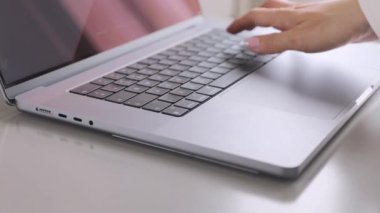 Laptop klavyesinde el yazısı, yakın çekim görüntüsü. Eğitim ve teknoloji kavramı