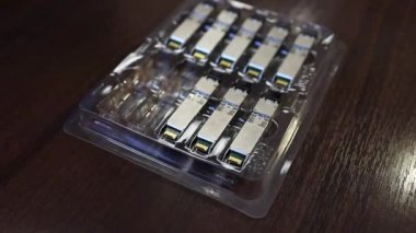 Optik alıcı-verici modüllerini düzenleyen ağ mühendisi