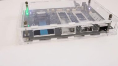 Programcı, ağa bağlı ekmek tahtası, internet ekipmanlarını test ediyor. İnternet hizmeti