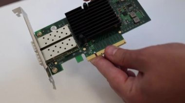 Alıcı-vericiler için portlu bir ağ kartının incelenmesi. Sunucular, ağ depolama aygıtları ve ev bilgisayarlarının ethernet 'e bağlanmasını ve diğer ağ donanımlarıyla etkileşime geçmesini sağlayan aygıt