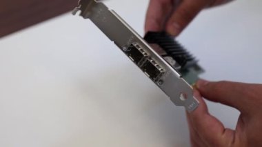Alıcı-vericiler için portlu bir ağ kartının incelenmesi. Sunucular, ağ depolama aygıtları ve ev bilgisayarlarının ethernet 'e bağlanmasını ve diğer ağ donanımlarıyla etkileşime geçmesini sağlayan aygıt