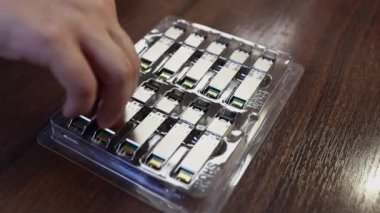 Masadaki su toplayan bir paketin içindeki optik alıcı-verici modülleri. İnternet servis ekipmanları