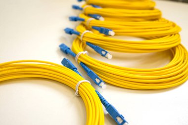 Elektronik ekipmanları birbirine bağlamak veya iletişim sistemlerine bağlanmak için yama kablosu (anahtar kablosu).