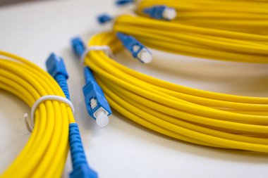 Elektronik ekipmanları birbirine bağlamak veya iletişim sistemlerine bağlanmak için yama kablosu (anahtar kablosu).