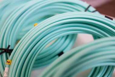 Elektronik ekipmanları birbirine bağlamak veya iletişim sistemlerine bağlanmak için yama kablosu (anahtar kablosu).