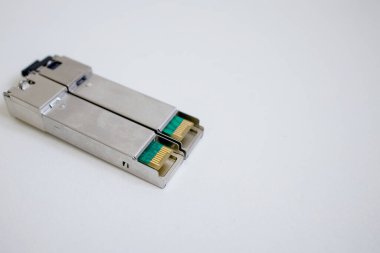 Düz bir arkaplanda optik alıcı-verici modülleri