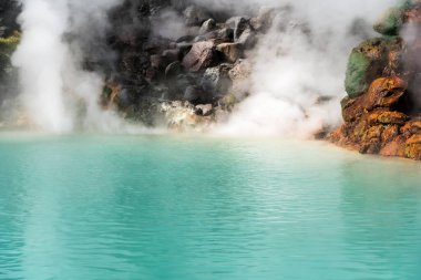 Umijigoku, Japonya 'nın Beppu bölgesindeki Kannawa bölgesinde çok renkli volkanik su havuzu (Jigoku)..