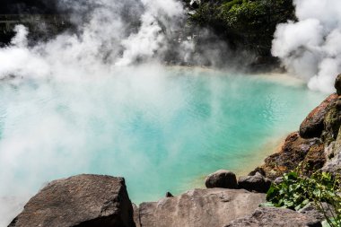 Umijigoku, Japonya 'nın Beppu bölgesindeki Kannawa bölgesinde çok renkli volkanik su havuzu (Jigoku)..