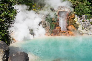 Umijigoku, Japonya 'nın Beppu bölgesindeki Kannawa bölgesinde çok renkli volkanik su havuzu (Jigoku)..