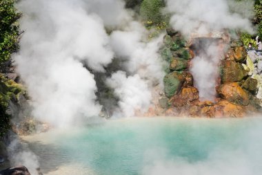 Umijigoku, Japonya 'nın Beppu bölgesindeki Kannawa bölgesinde çok renkli volkanik su havuzu (Jigoku)..