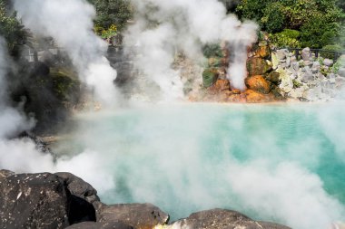 Umijigoku, Japonya 'nın Beppu bölgesindeki Kannawa bölgesinde çok renkli volkanik su havuzu (Jigoku)..