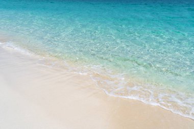 Cennet adasındaki el değmemiş kumlu sahil, Bahamalar.