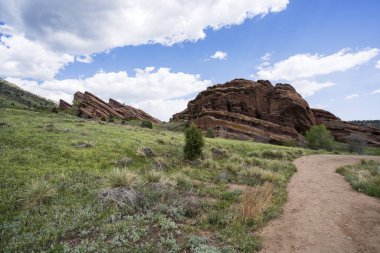 Denver, Colorado 'daki Red Rocks Parkı' nda yürüyüş patikası